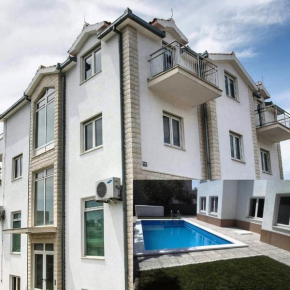 Гостиница Apartments Karadza  Каштел Камбеловац